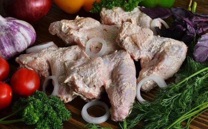shashlyk-marinovannyy-iz-kuritsy-krylyshki