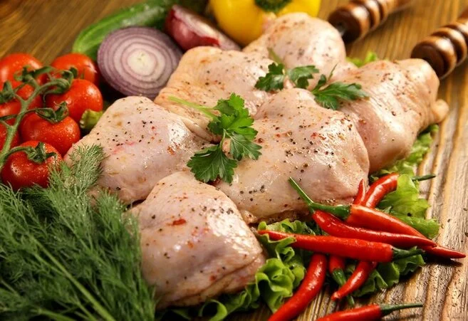 shashlyk-marinovannyy-iz-kuritsy-bedro